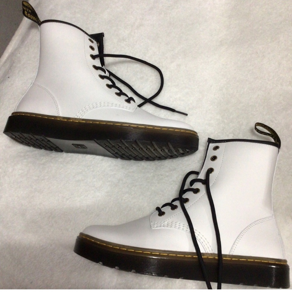 Dr Martens (US on tag is women’s 8, but EU 41 is a womens 9.5). These are 9.5.
